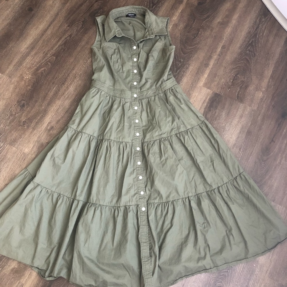 Gorgeous Jones New York 100% cotton button down dress. Size 8.